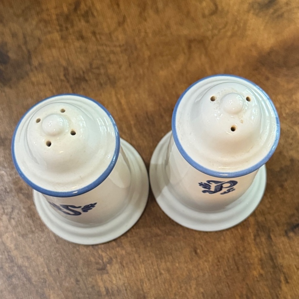 Pfaltzgraff Yorktowne salt and pepper shaker set - Picture 4 of 10